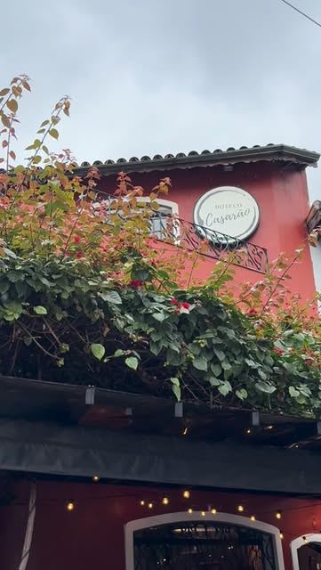 Fachada do Casarão com trepadeira