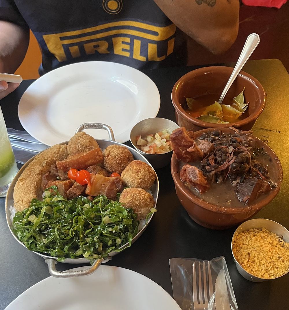 Feijoada com couve, torresmo e bolinhos