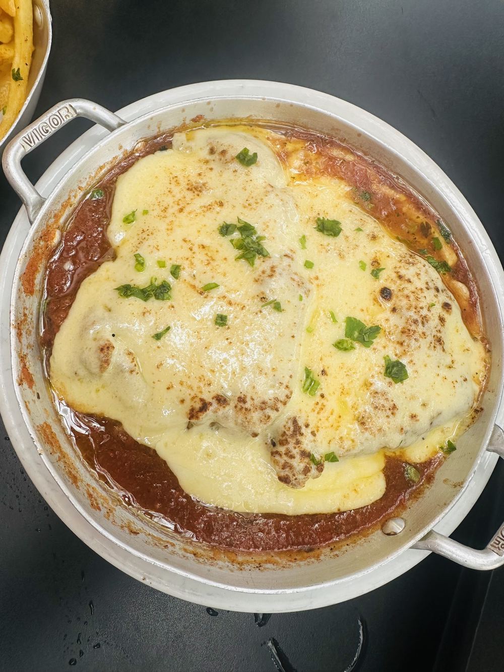 Parmegiana gratinada servida na panela