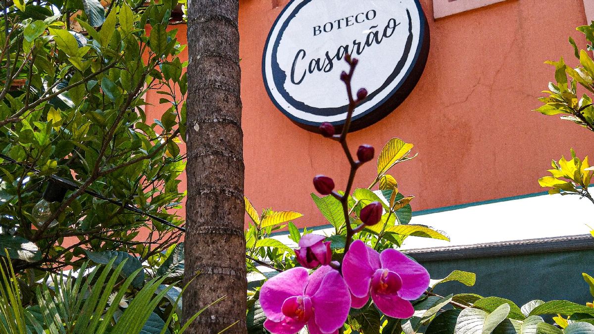 Placa do Boteco Casarão com orquídeas