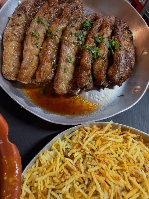 Carne fatiada com batata palha
